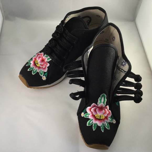 Embroidered Canvas Sneakers - Picture 7 of 8